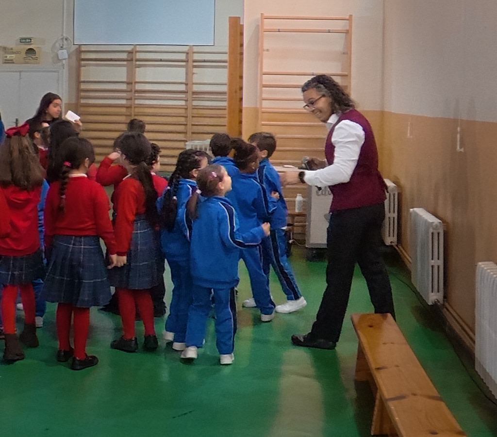 Manu en un colegio