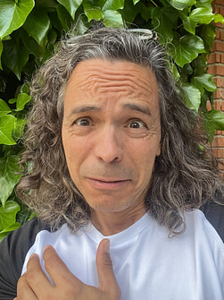 Manuel Goicolea con cara de dolor