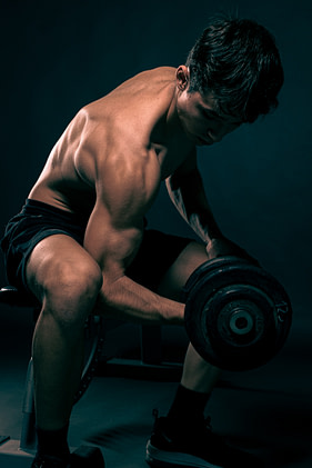 Fotografo fitness madrid-5 fotografía en estudio de un hombre levantando una mancuerna, retrato de hombre fuerte